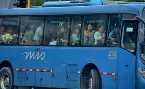Un bus del sistema MIO viaja repleto durante las horas pico. Foto: Raúl Palacios / El Pais.