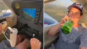 En un video se ve al niño pilotar un avión por sí solo, mientras el padre toma una bebida alcohólica.