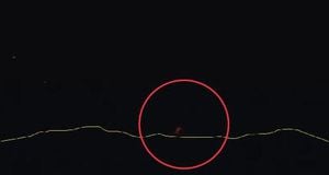 Las luces rojas fueron captadas por una cámara web utilizada para el monitoreo volcánico