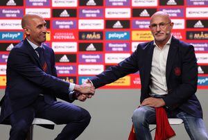 Luis Rubiales y Luis de la Fuente durante una conferencia de prensa de la selección española.