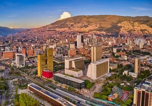 Las condiciones climáticas del martes 19 de septiembre en Medellín se presentan como un rompecabezas meteorológico, con un juego de variaciones en la temperatura y posibles lluvias.