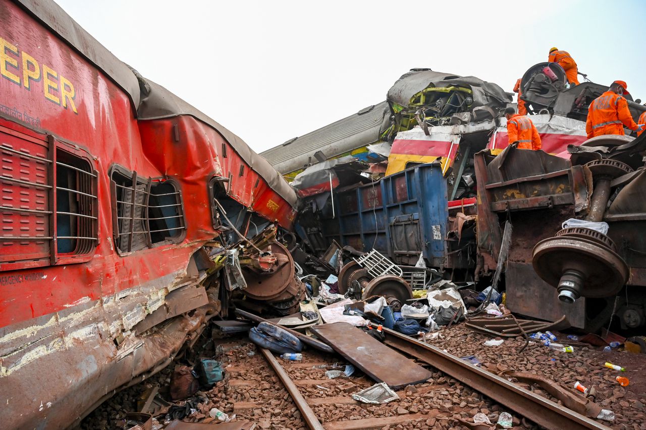 Los equipos de rescate recuperan los cuerpos de las víctimas de los restos de un vagón de una colisión de tres trenes cerca de Balasore, en el estado de Odisha, en el este de India, el 3 de junio de 2023.