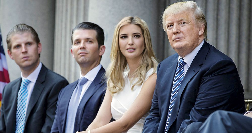 Donald Trump junto a sus tres hijos mayores. El magnate, al parecer, se ha preguntado cómo sería tener sexo con su hija Ivanka, revela el libro de uno de sus extrabajadores.