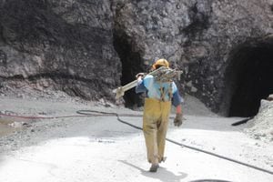 Luis Enrique es el nombre real del minero  que representa a Rogelio, lleva 35 años trabajando en la mina ‘El vinagre’ del volcán Puracé.