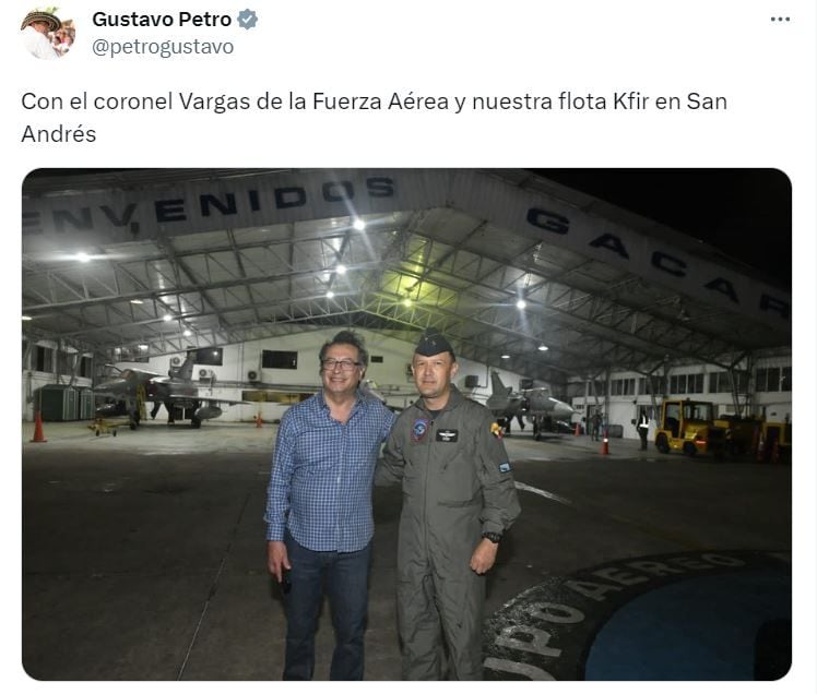 Presidente Gustavo Petro y el Coronel Andrés Felipe Vargas de la FAC en San Andrés.
