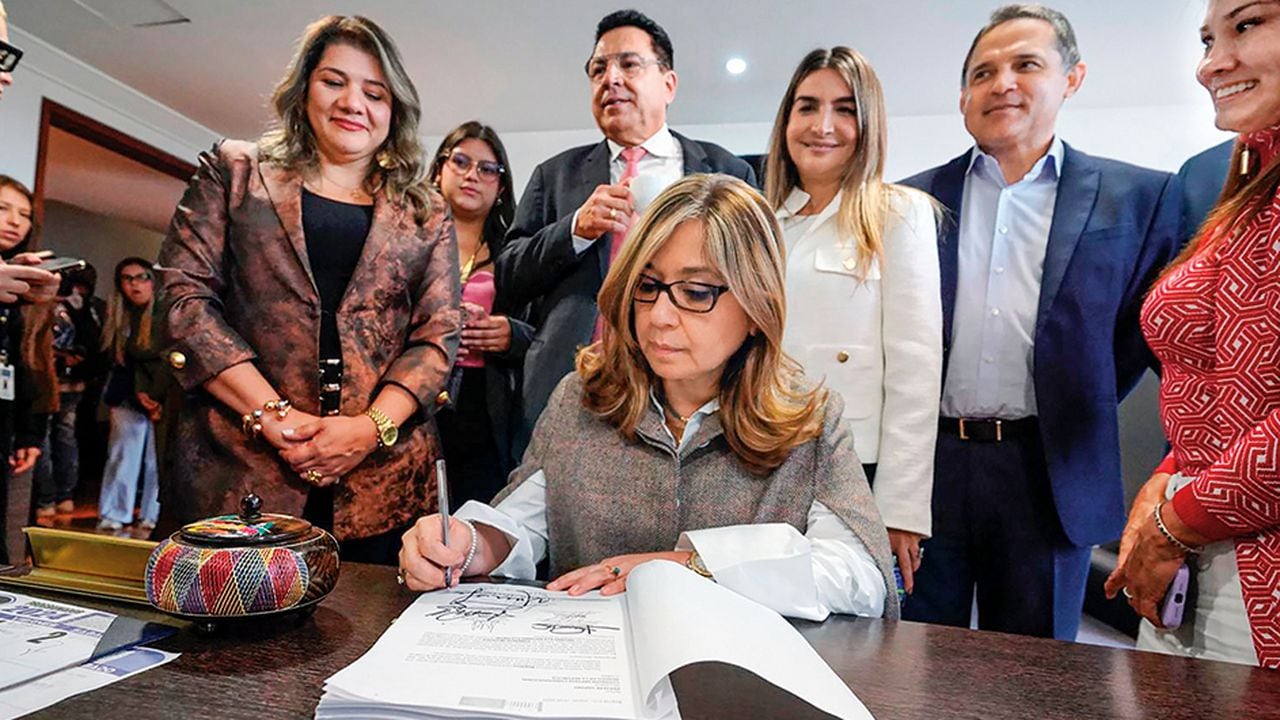   Este lunes, después del desayuno convocado por Gustavo Petro, Colombia sabrá si los nueve senadores que firmaron el archivo de la reforma a la salud se mantienen en su posición.
