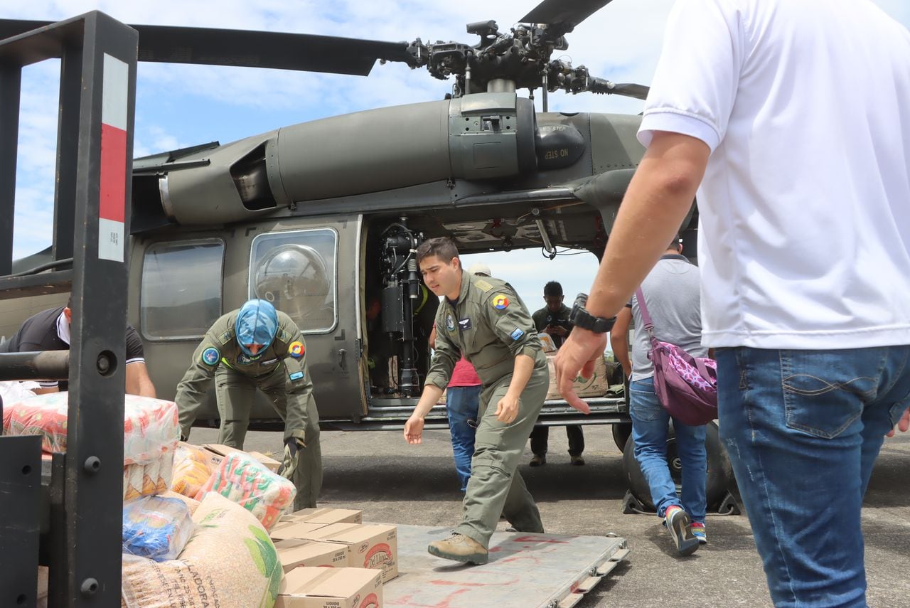 Helicóptero BlackHawk lleva ayudas humanitarias al municipio afectado por inclementes lluvias.