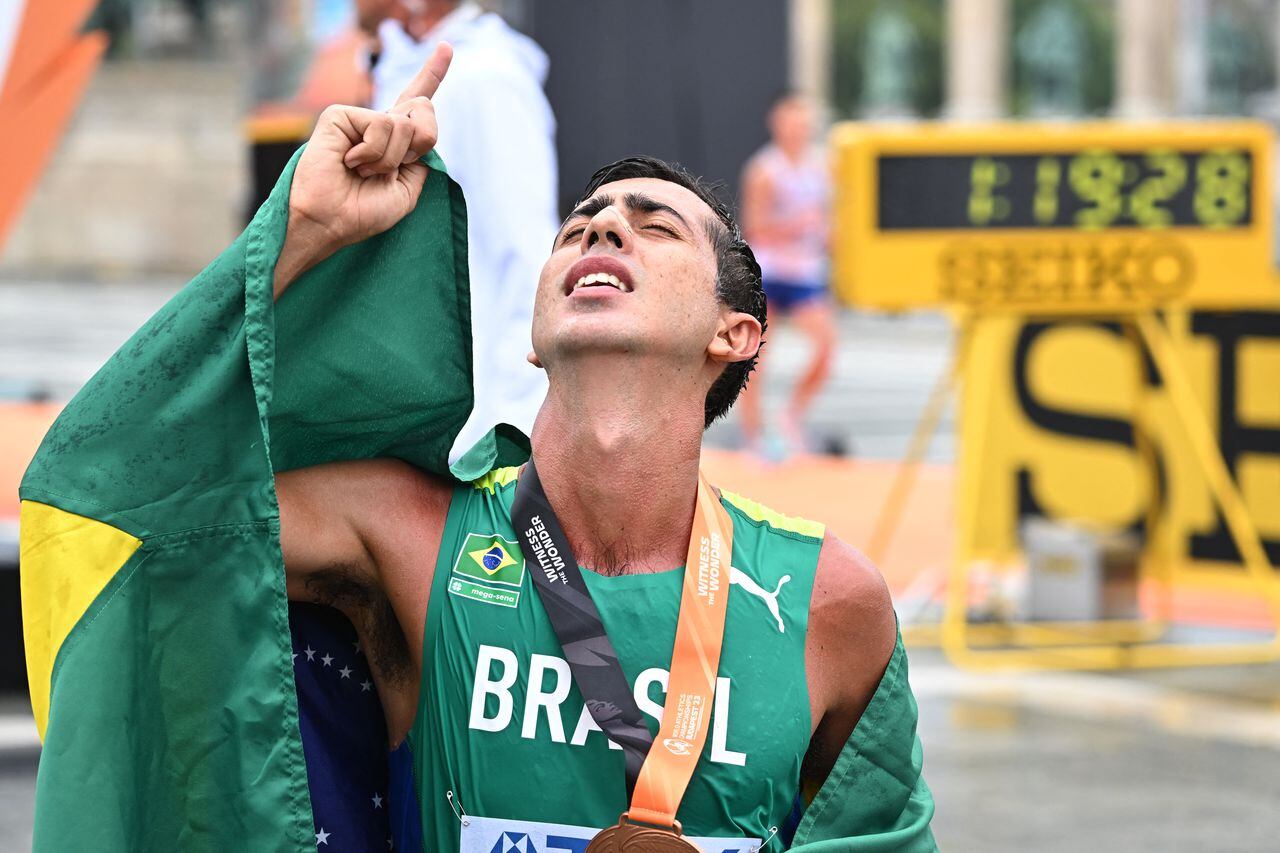 Caio Bonfim, medallista de bronce de Brasil, celebra con su medalla.