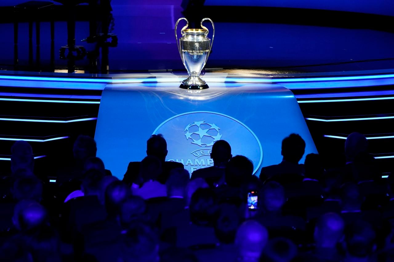 El trofeo se exhibe antes del sorteo de la fase de grupos de la Liga de Campeones de la UEFA 2023/24 en el Grimaldi Forum de Mónaco, el jueves 31 de agosto de 2013. (Foto AP/Daniel Cole)