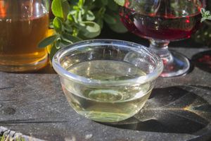 El vinagre blanco es un ingrediente muy usados en los hogares.