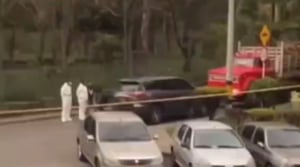 Encuentran a un hombre muerto al interior de camioneta en Medellín.