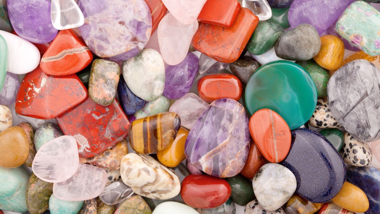 Muchos tipos diferentes de minerales coloridos y gemas semipreciosas.