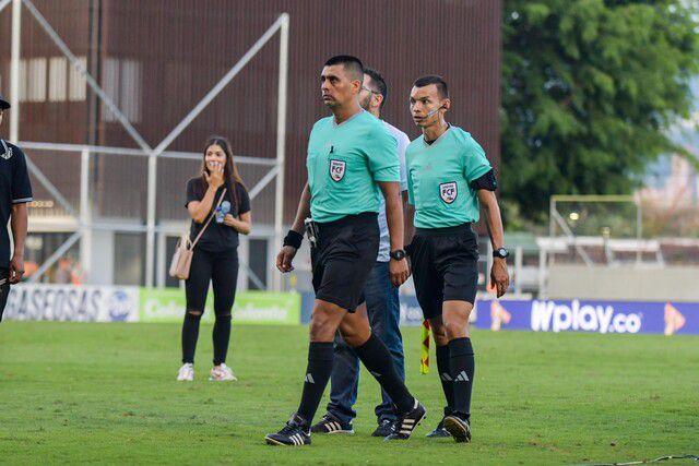 Referee of the match between Envigado and America de Cali.