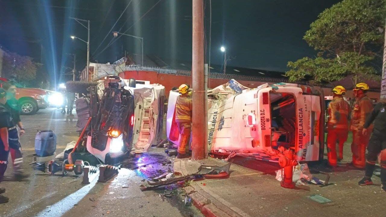 Fuerte choque entre dos ambulancias afectó el tráfico en Bogotá.