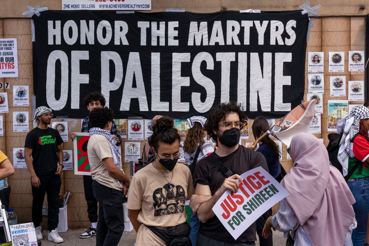 Los defensores de los derechos de los palestinos tienen el rostro pintado con los colores de la bandera palestina durante una marcha para conmemorar el 75 aniversario de la Nakba, o la "catástrofe" de la creación de Israel, en Brooklyn, Nueva York, el 13 de mayo de 2023. (Foto de (Alex Kent/AFP)