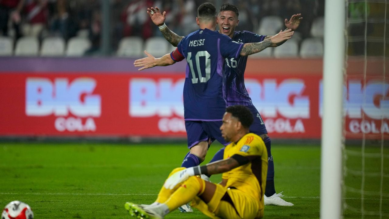 Pedro Gallese, portero de Perú, no pudo evitar ninguno de los dos tantos de Lionel Messi, suficientes para que Argentina ganara en Lima.