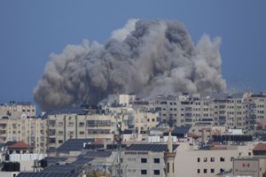 El humo se eleva tras un ataque aéreo israelí en la ciudad de Gaza, el jueves 12 de octubre de 2023. (Foto AP/Hatem Moussa)