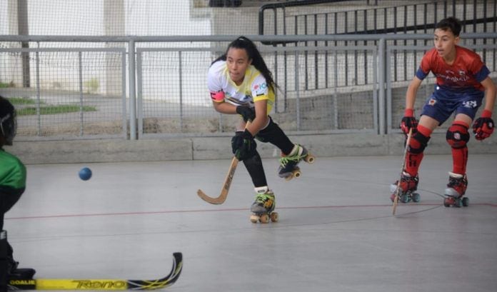Imagen de una competencia de hockey patín.