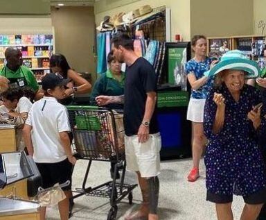 Lionel Messi junto a sus hijos en el supermercado.