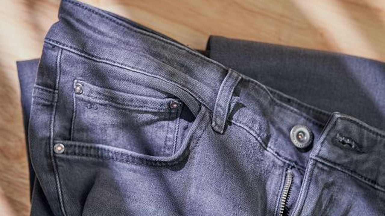 Reparar un botón de jean descosido es una tarea sencilla que no requiere habilidades de costura avanzadas