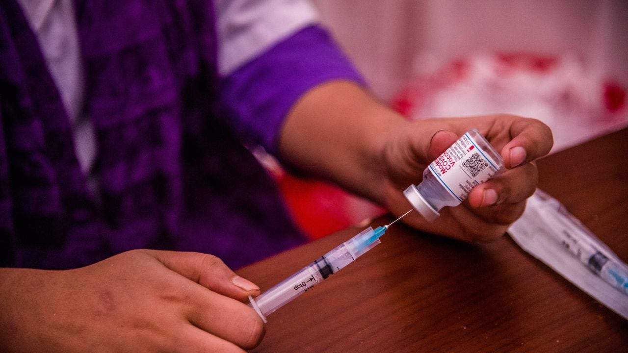 Un trabajador de salud prepara una dosis de la vacuna Moderna Covid-19 para aplicarla a una persona durante una campaña de vacunación masiva para reducir el riesgo de infección por la nueva variante Delta de Covid el 7 de agosto de 2021