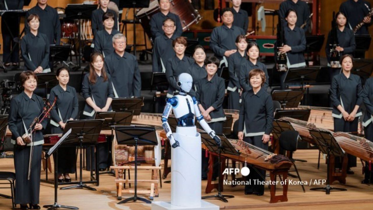 Un robot director de orquesta lleva la batuta en un concierto