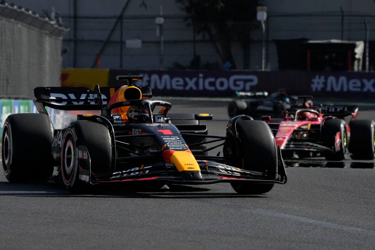 Max Verstappen, de Holanda, conduce su Red Bull seguido por el piloto de Ferrari Charles Leclerc de Mónaco durante la carrera automovilística del Gran Premio de México de Fórmula Uno en el autódromo Hermanos Rodríguez en la Ciudad de México, el domingo 29 de octubre de 2023. (Foto AP/Fernando Llano)