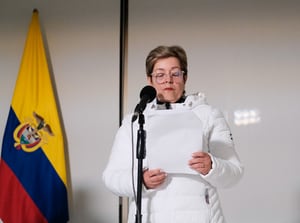 Gloria Inés Ramírez, ministra de Trabajo, anunciando el salario mínimo 2024, en Bogotá