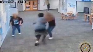Estudiante de EE.UU. empuja contra el suelo a docente y la golpea porque le quitó su Nintendo Switch.