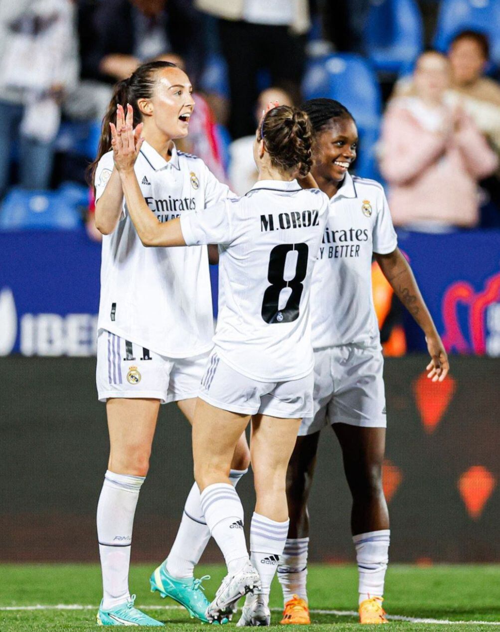Linda Caicedo celebrando un gol junto a sus compañeras del Real Madrid