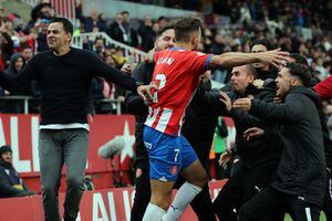 El segundo gol del Girona, anotado por Stuani, desató la locura en su equipo que loe fue a buscar para abrazarlo, e incluso su técnico Míchel (izq.), también lo buscó por darle la victoria. /Foto LLUIS GENE / AFP)