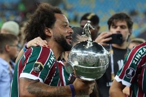 El histórico jugador brasilero, Marcelo, se ve feliz portando el trofeo de campeón de la Copa Libertadores 2023 con su equipo Fluminense.  /Foto Pablo PORCIUNCULA / AFP