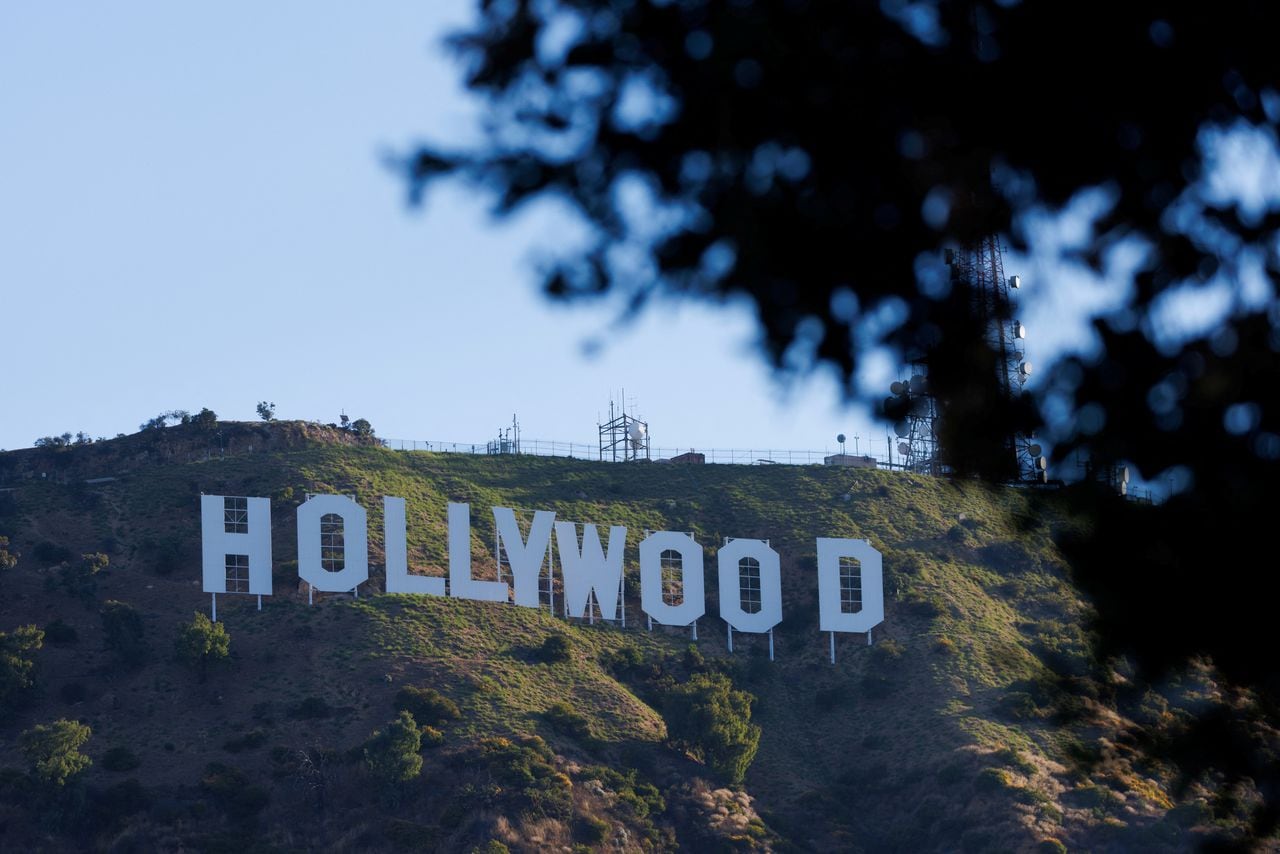 El icónico letrero de Hollywood se muestra a primera hora de la mañana después de que el sindicato SAG-AFTRA no logró llegar a un acuerdo laboral con los estudios de Hollywood en Los Ángeles, California, EE. UU.