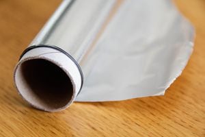 Cortar papel aluminio es una forma rápida de conseguir nuevamente filo en las tijeras.