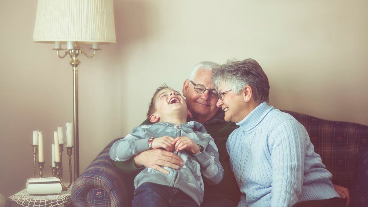 Los abuelos cumplen un rol importante en la vida de los nietos.