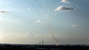 El sistema antimisiles Cúpula de Hierro de Israel intercepta cohetes lanzados desde la Franja de Gaza sobre Ashkelon.