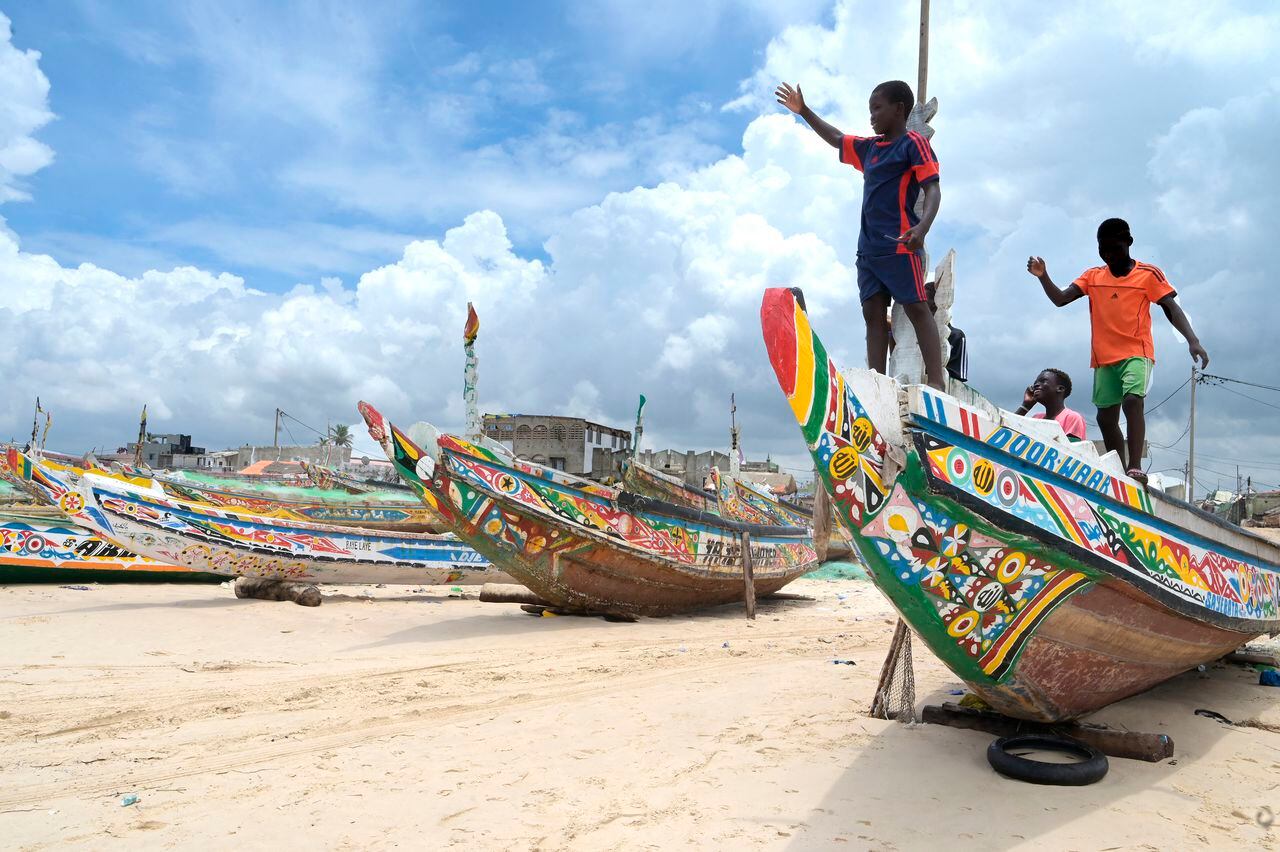 Se cree que más de 60 personas murieron después de que se encontrara un barco de inmigrantes de Senegal frente a las islas de Cabo Verde en África occidental.