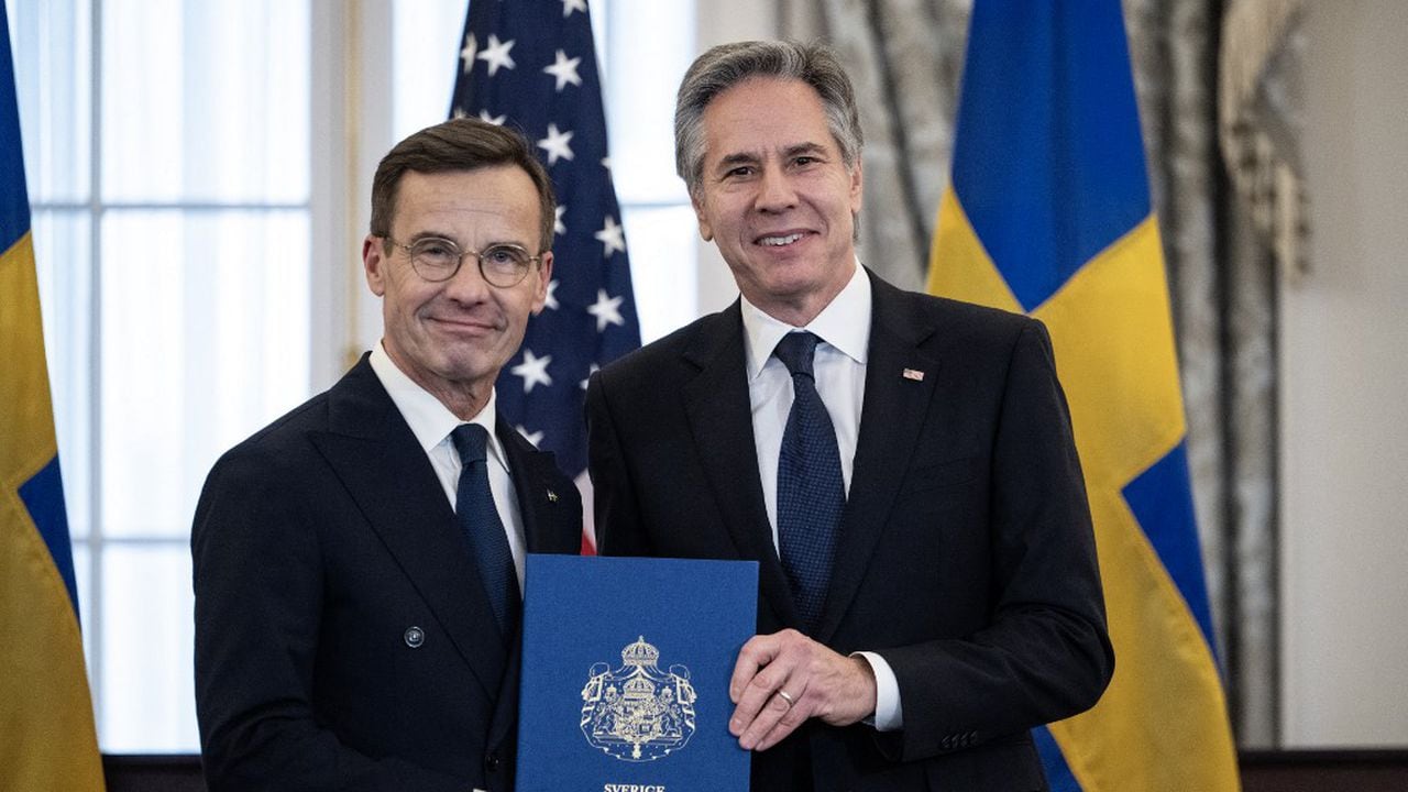 El Secretario de Estado de los Estados Unidos, Antony Blinken, recibe los documentos de ratificación de la OTAN del primer ministro sueco, Ulf Kristersson.
