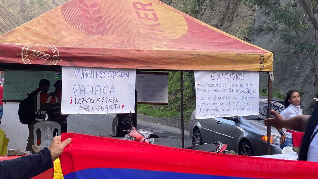 Habitantes de Loboguerrero bloquearon la vía Buga-Buenaventura reclamando agua potable y obras para el corregimiento.