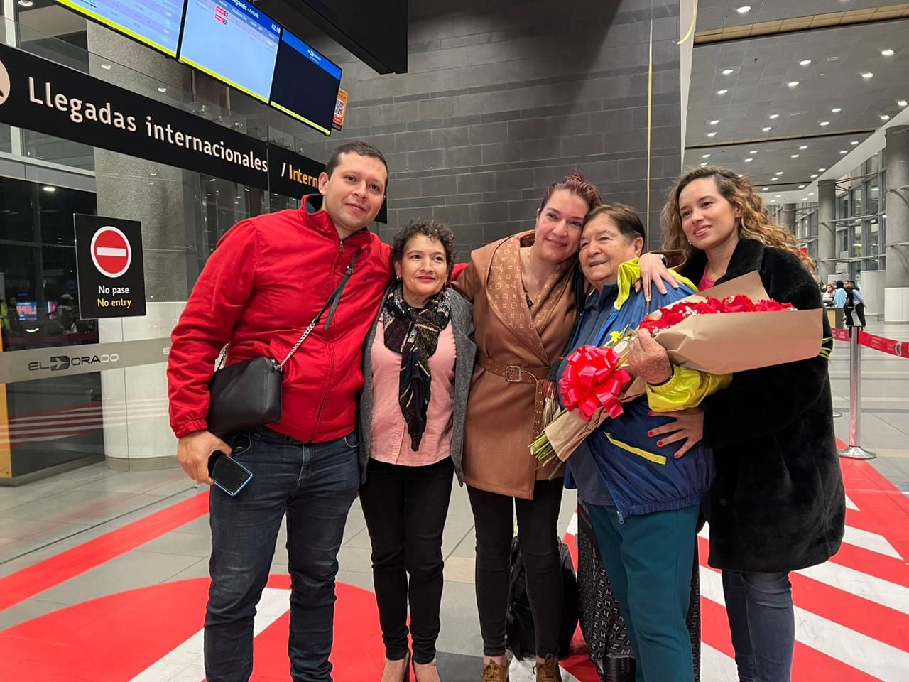 Ana de Franco fue recibida con flores por su familia en el Aeropuerto El Dorado de Bogotá.