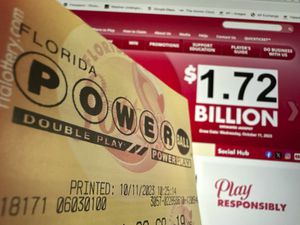 Un boleto de la lotería Powerball, fotografiado el 11 de octubre de 2023, en Surfside, Florida. (AP Foto/Wilfredo Lee)