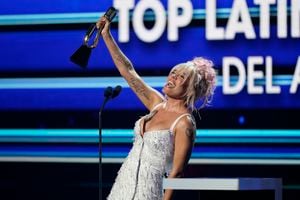 Karol G reacciona tras ganar el premio “Top Latin Album” del año por “Mañana será bonito” en los Premios Billboard de la Música Latina el jueves 5 de octubre de 2023, en Coral Gables, Florida. (Foto AP/Marta Lavandier)