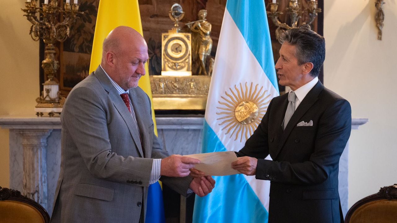 El viceministro (e) de Asuntos Multilaterales, embajador Javier Darío Higuera, y el embajador de Argentina en Colombia, Gustavo Dzugala.