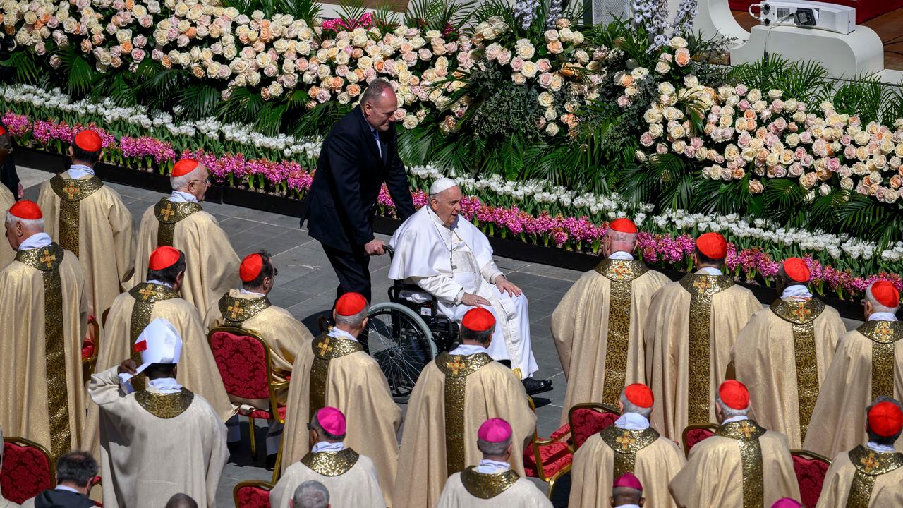 El Papa Francisco saluda a los Cardenales durante la Misa de Pascua en la Plaza de San Pedro, el 9 de abril de 2023 en la Ciudad del Vaticano
