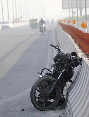 Se indicó que las investigaciones de los accidentes han permitido determinar que en el 58.5 % de los casos la responsabilidad es del motociclista y el 41.5 % de otro factor. (Photo by Sunil Ghosh/Hindustan Times via Getty Images)