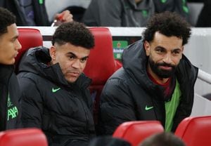 Luis Díaz junto a Mohamed Salah en el banquillo de Liverpool