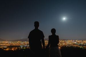 Descubriendo el vínculo cósmico: Oración a la Luna para atraer dinero y amor