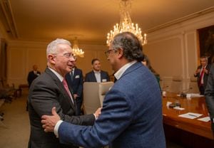Expresidente Álvaro Uribe y presidente Gustavo Petro, se reunieron en la Casa de Nariño para hablar sobre la reforma a la salud. (Foto de Andrea Puentes/Presidencia)