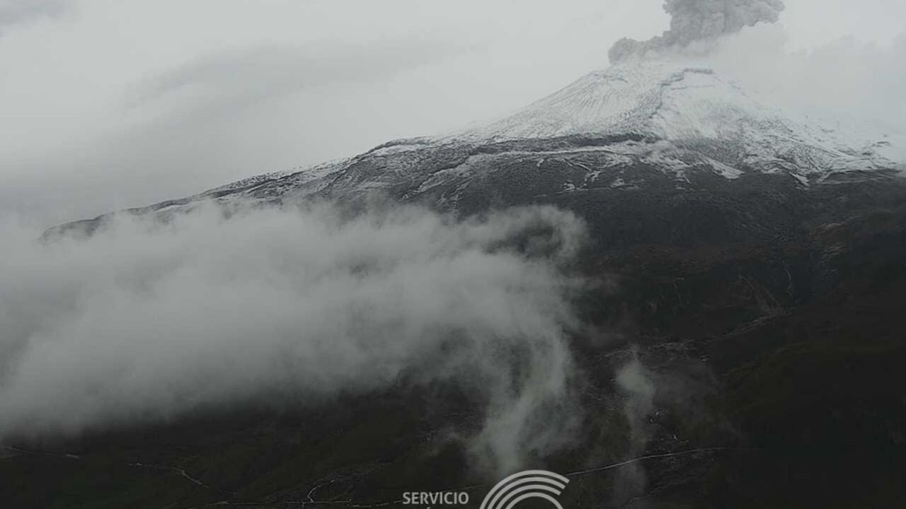 Foto del Volcán Nevado del Ruiz y su actividad sísmica del día 29 de abril 2023.