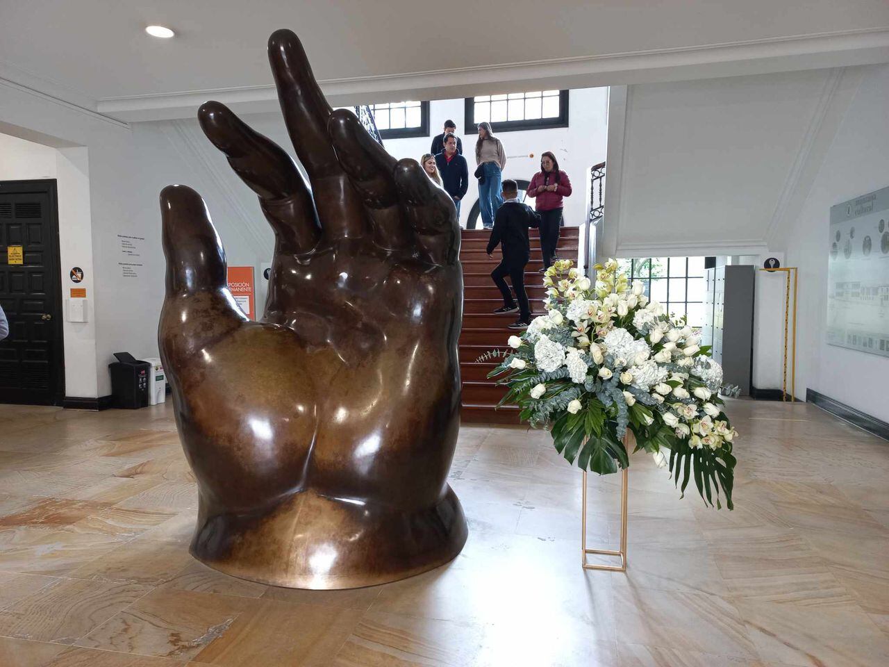 El Banco de la República dispuso de un arreglo floral al lado de la escultura de una mano en bronce de autoría del maestro Fernando Botero.